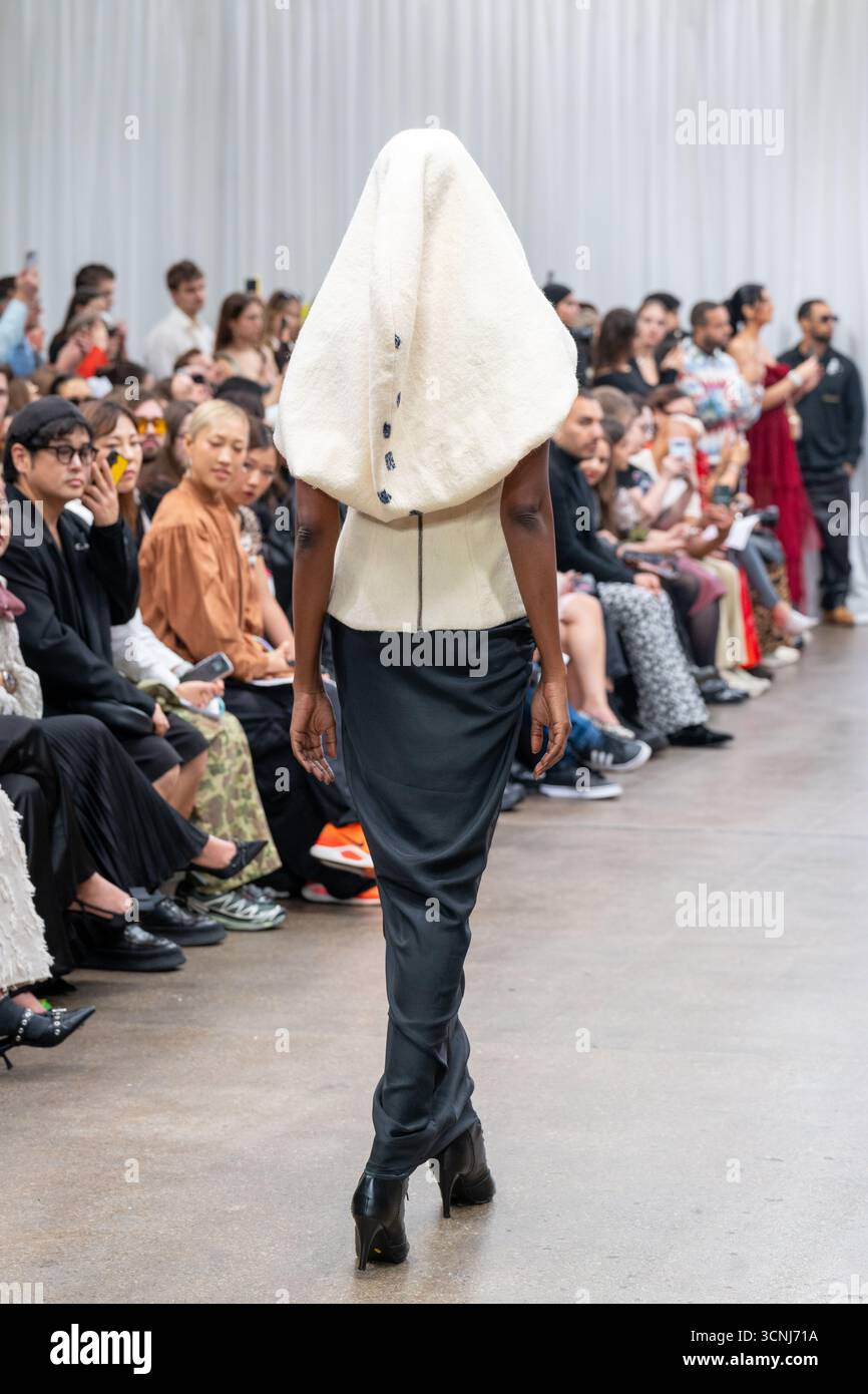 London, Großbritannien, 20. September 2025, der dritte Tag der London Fashion Week mit Ruaa Elmansuri Designs bei Fashion Scout. Ruaa Elmansuri ist eine in London ansässige libysche Designerin und Künstlerin. Ihre gleichnamige Damenmarke ist eine konzeptionelle, traumhafte Kreation, die auf Geschichten basiert und ein Gefühl ätherischer Eleganz weckt und die nordafrikanische Tradition nahtlos mit einer zeitgenössischen Modesensation verbindet. Andrew Lalchan Photography/Alamy Live News Stockfoto