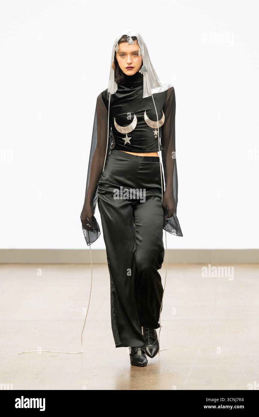 London, Großbritannien, 20. September 2025, der dritte Tag der London Fashion Week mit Ruaa Elmansuri Designs bei Fashion Scout. Ruaa Elmansuri ist eine in London ansässige libysche Designerin und Künstlerin. Ihre gleichnamige Damenmarke ist eine konzeptionelle, traumhafte Kreation, die auf Geschichten basiert und ein Gefühl ätherischer Eleganz weckt und die nordafrikanische Tradition nahtlos mit einer zeitgenössischen Modesensation verbindet. Andrew Lalchan Photography/Alamy Live News Stockfoto
