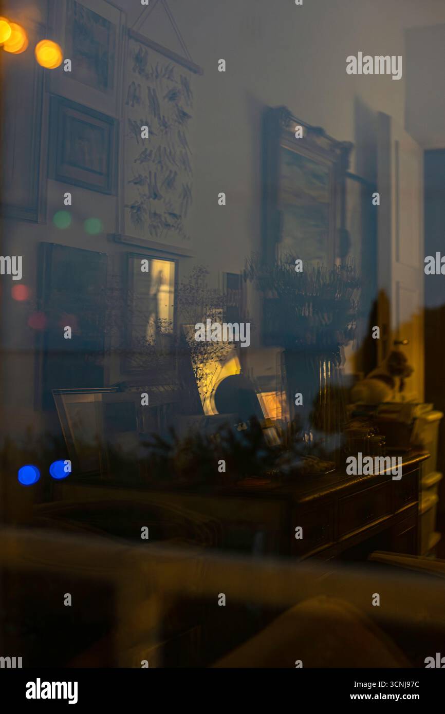 Reflexion und Erinnerungen, wenn die Dämmerung auftaucht, durchströmt ein sanftes Licht die Aussicht. Clarens, Schweiz. 2025 Stockfoto