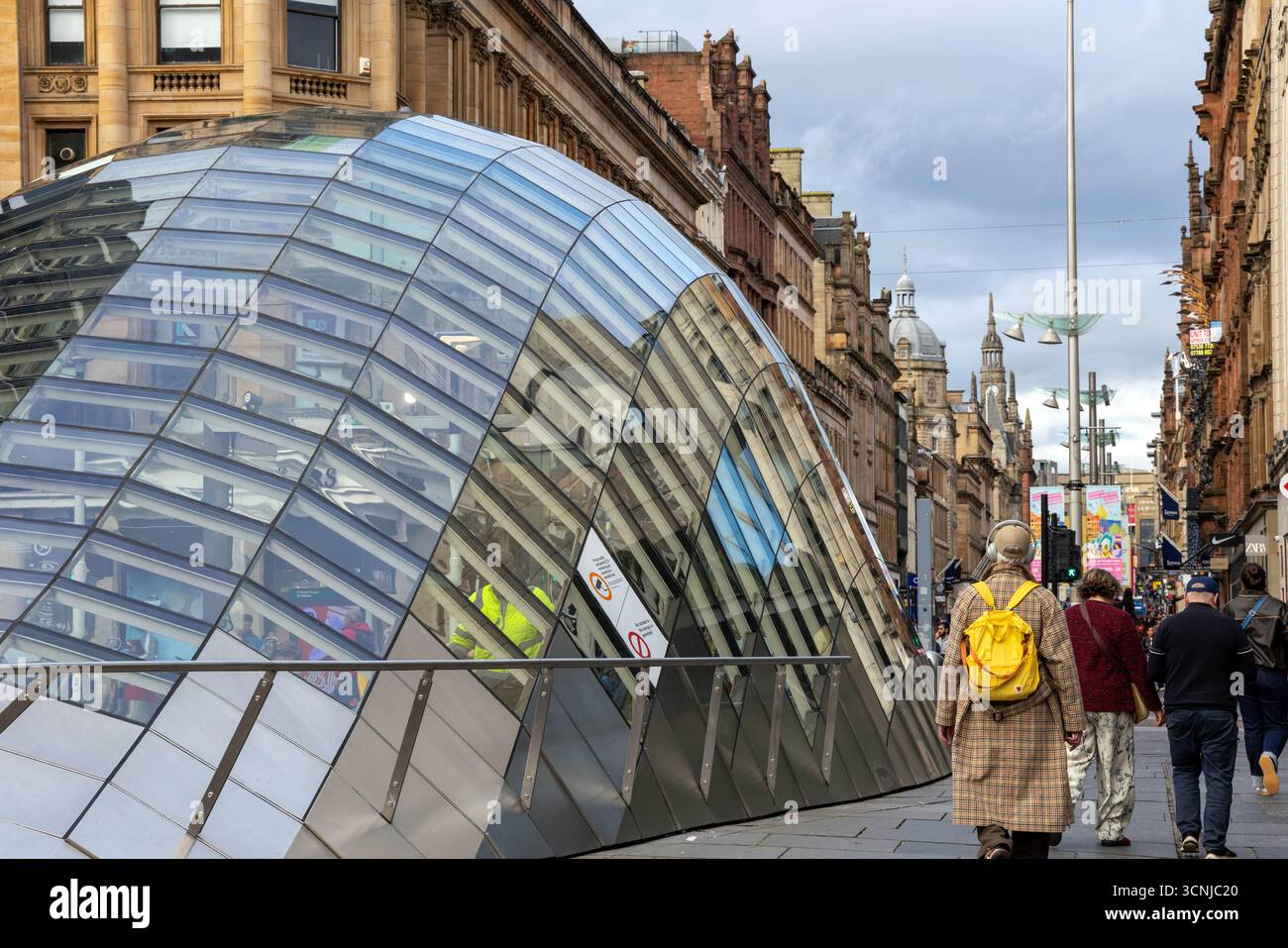 Das Glasdach der U-Bahn-Station St Enoch in Glasgow, mit Buchanan Street dahinter Stockfoto