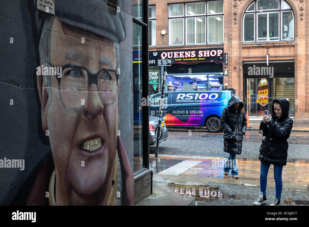 Ein Wandbild der Figur Winston Ingram aus der Komödie still Game in einer Gasse an der Queen Street in Glasgow Stockfoto