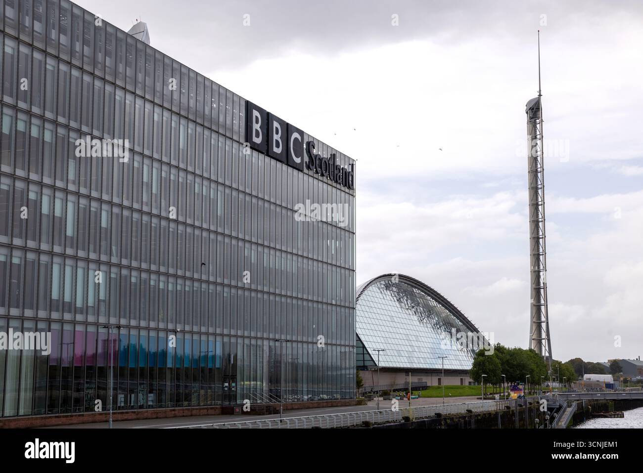 Das BBC Scotland Gebäude am Pacific Quay am Ufer des Flusses Clyde, Glasgow, mit dem Glasgow Science Centre und dem Glasgow Tower dahinter Stockfoto
