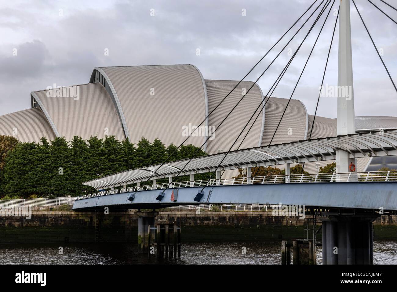 Das SEC Armadillo Gebäude und die Bell’s Bridge am Fluss Clyde, Glasgow Stockfoto