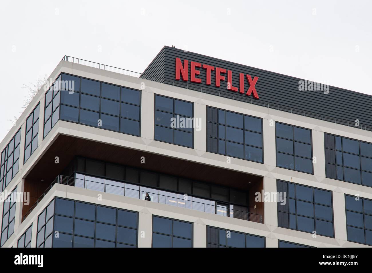 Der Hollywood-Campus von Netflix umfasst das 13-stöckige EPIC-Gebäude auf der anderen Seite des Sunset Blvd von den Firmengebäuden auf dem Grundstück der Sunset Bronson Studios. Stockfoto