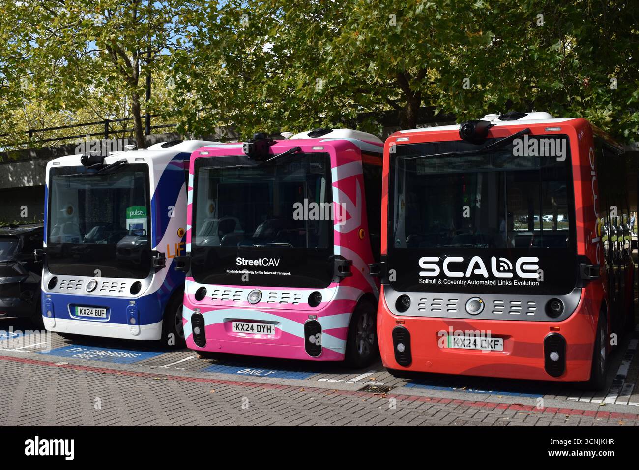 Drei selbstfahrende Ohmio-Busse parkten im Zentrum von Milton Keynes. Stockfoto