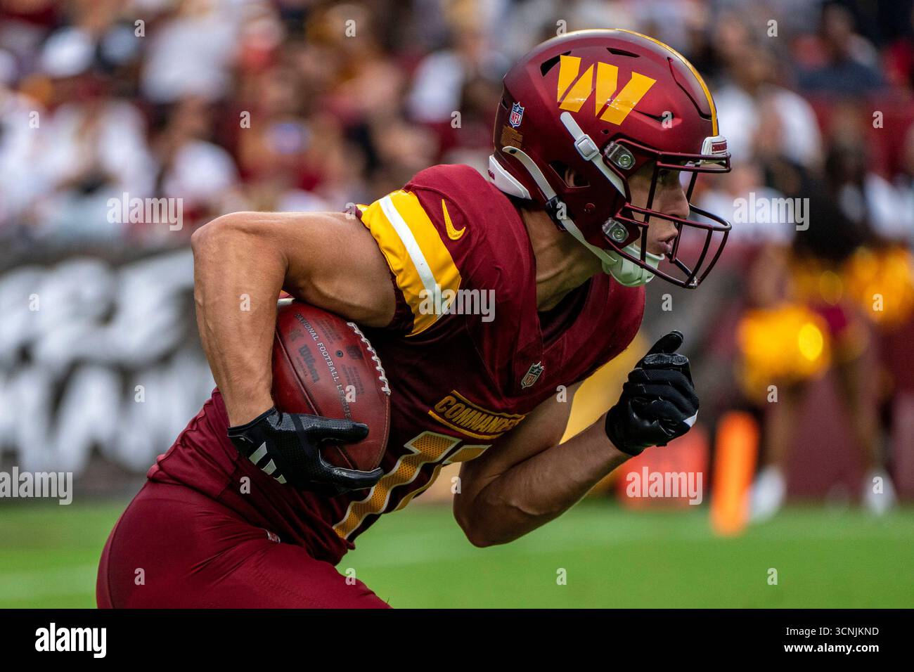 Landover, Usa. September 2025. Luke McCaffrey (11) der Washington Commanders Wide Receiver (11) gibt am Sonntag, den 21. September 2025, im Northwest Stadium in Landover, Maryland, einen Punt zurück. Die Kommandanten schlugen die Raiders mit 41 zu 24. Foto: Bonnie Cash/UPI Credit: UPI/Alamy Live News Stockfoto
