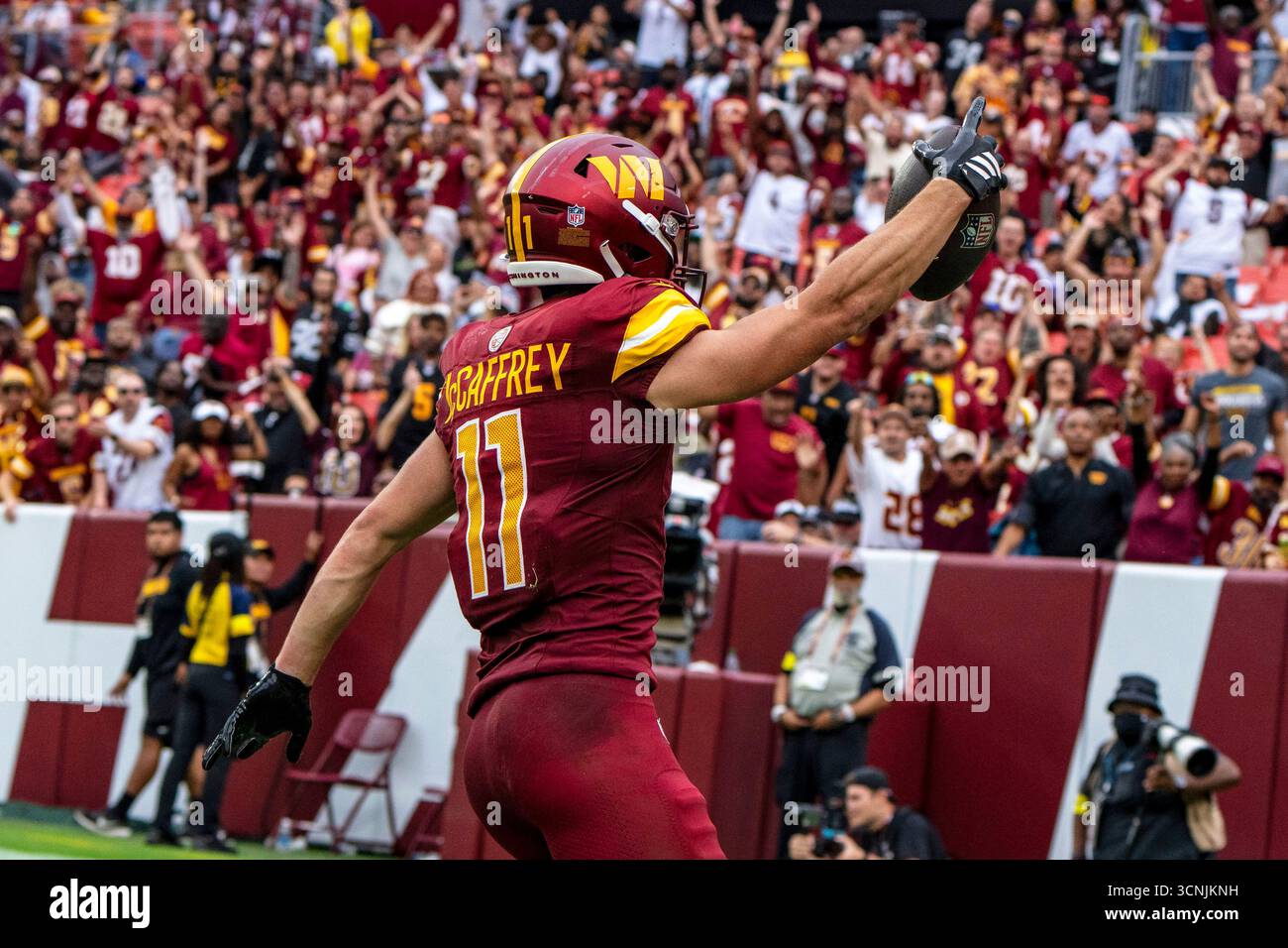 Landover, Usa. September 2025. Luke McCaffrey (11) der Washington Commanders Wide Receiver, der am Sonntag, den 21. September 2025, im Northwest Stadium in Landover, Maryland, im vierten Viertel eines Spiels gegen die Las Vegas Raiders einen Touchdown erzielt. Die Kommandanten schlugen die Raiders mit 41 zu 24. Foto: Bonnie Cash/UPI Credit: UPI/Alamy Live News Stockfoto