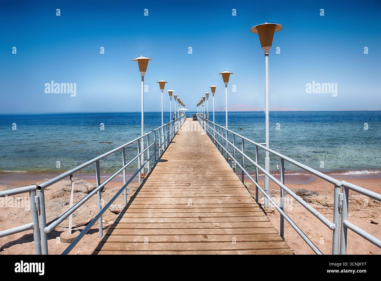 Typischer Schnorchel- und Tauchpier am Roten Meer, Scharm el Sheikh, Ägypten Stockfoto Typischer Schnorchel- und Tauchpier am Roten Meer, Scharm el Sheikh, Ägypten Stockfoto