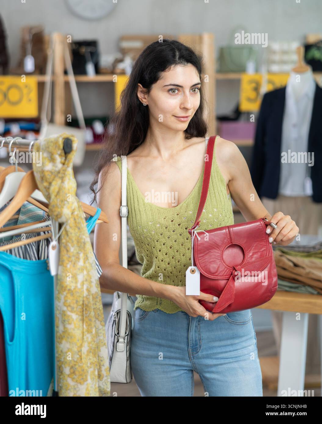 Armenische Frau, die eine modische Handtasche wählt Stockfoto