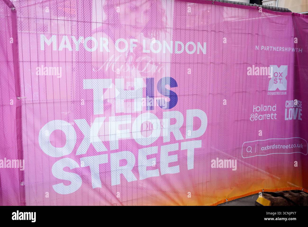 Auf einer verkehrsfreien Oxford Street, einem Prozess, den der Londoner Bürgermeister Sir Sadiq Khan am 21. September 2025 initiierte, um die Haupteinkaufsstraße der Hauptstadt zu verjüngen, die früher als autobelastende Straße bekannt war. Bürgermeister Khan wollte seit langem Fahrzeuge von einem 0,7 Meilen (1,1 km) langen Straßenabschnitt zwischen Oxford Circus und Marble Arch verbieten, mit weiteren Änderungen in Richtung Tottenham Court Road. Frühere Vorschläge sind gescheitert, aber das heutige Verkehrsverbot galt für einen einzigen Tag zwischen Mittag und 20.00 Uhr für verschiedene Sport- und Musikveranstaltungen. Stockfoto