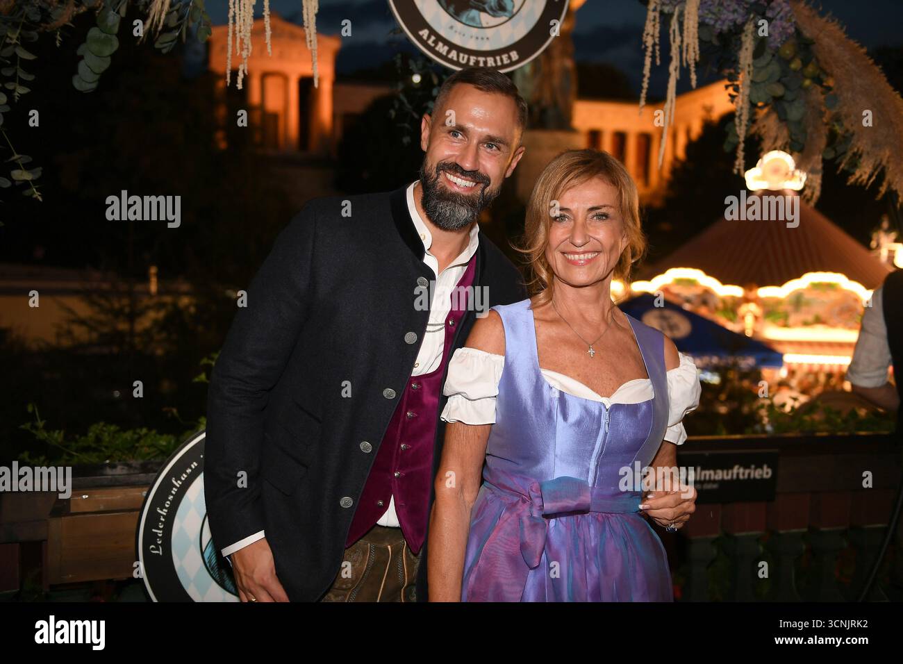 München, Deutschland. September 2025. Der Journalist Daniel Funke (l) und der Unternehmer Dagmar Wöhrl stehen während des Almauftriebs auf dem Balkon des Käfer-Zeltes. Das 190. Oktoberfest findet vom 20. September bis 5. Oktober 2025 auf der Münchner Theresienwiese statt. Quelle: Felix Hörhager/dpa/Alamy Live News Stockfoto