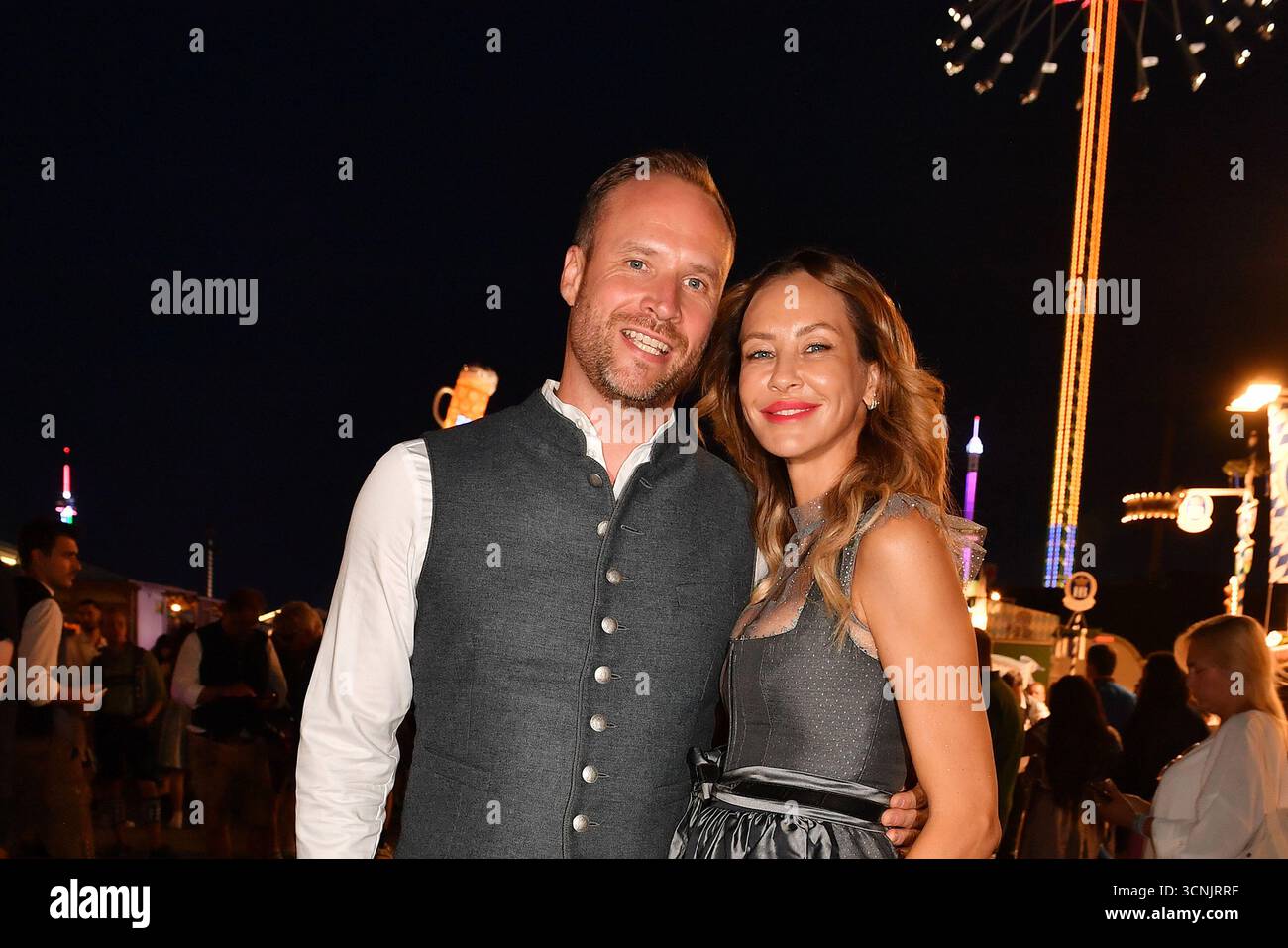 München, Deutschland. September 2025. Alexander Mueller und Sandy Meyer Woelden nehmen am 21. September im KAEFER Tent am 27. Almauftrieb auf dem Oktoberfest 2025 2025 in München teil. Credit: Ralph Metzger/Alamy Live News Stockfoto