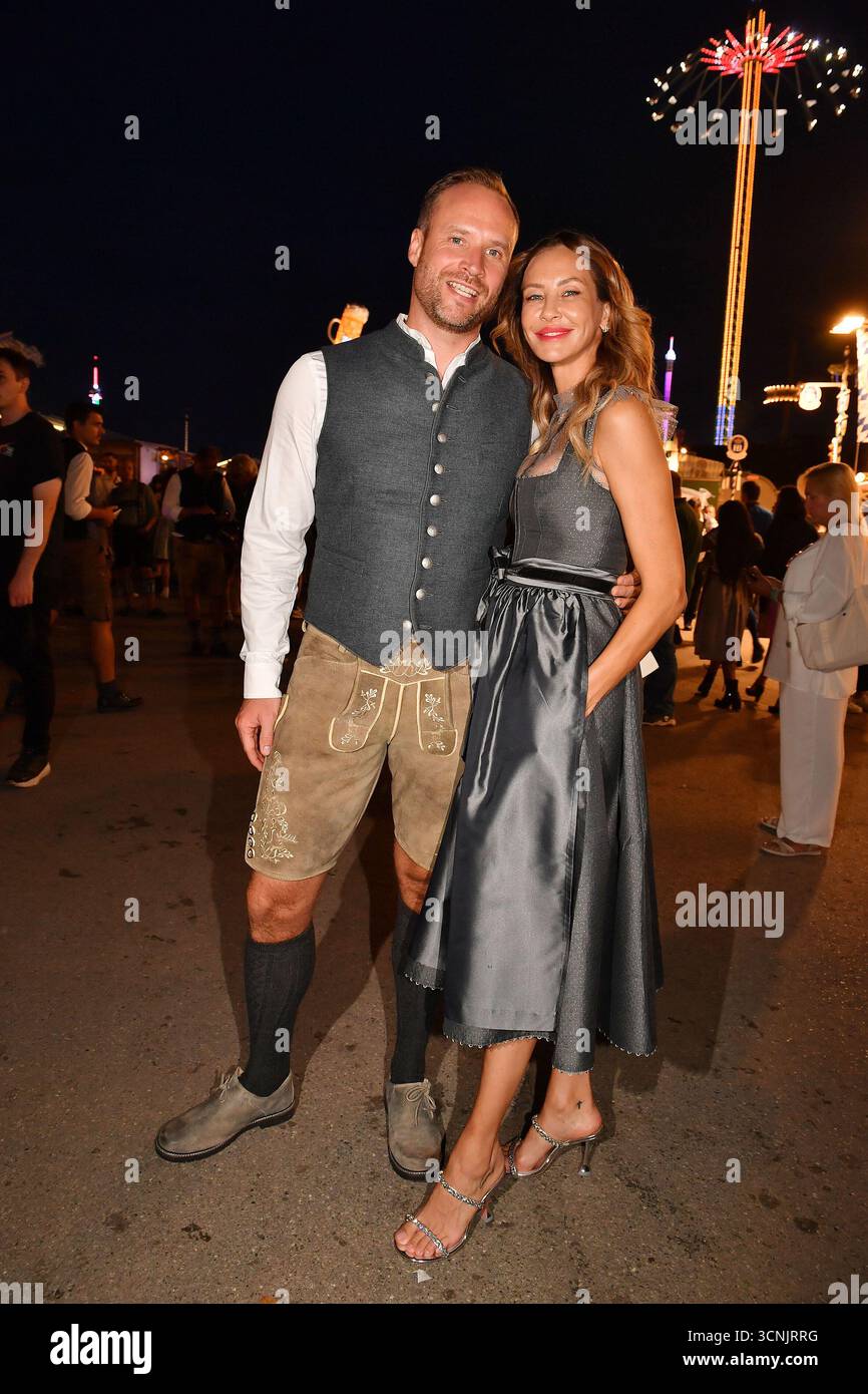 München, Deutschland. September 2025. Alexander Mueller und Sandy Meyer Woelden nehmen am 21. September im KAEFER Tent am 27. Almauftrieb auf dem Oktoberfest 2025 2025 in München teil. Credit: Ralph Metzger/Alamy Live News Stockfoto