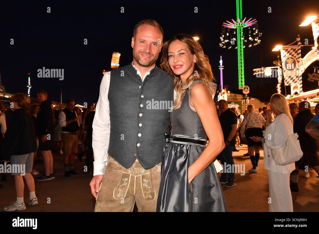 München, Deutschland. September 2025. Alexander Mueller und Sandy Meyer Woelden nehmen am 21. September im KAEFER Tent am 27. Almauftrieb auf dem Oktoberfest 2025 2025 in München teil. Credit: Ralph Metzger/Alamy Live News Stockfoto