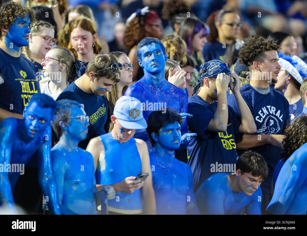 20. September 2025: Die Fans der Central Oklahoma Bronchos bejubeln das Team während der ersten Hälfte des NCAA Football-Spiels zwischen der Washburn University und der University of Central Oklahoma im Chad Richison Stadium in Edmond, OK. Ron Lane/CSM Stockfoto
