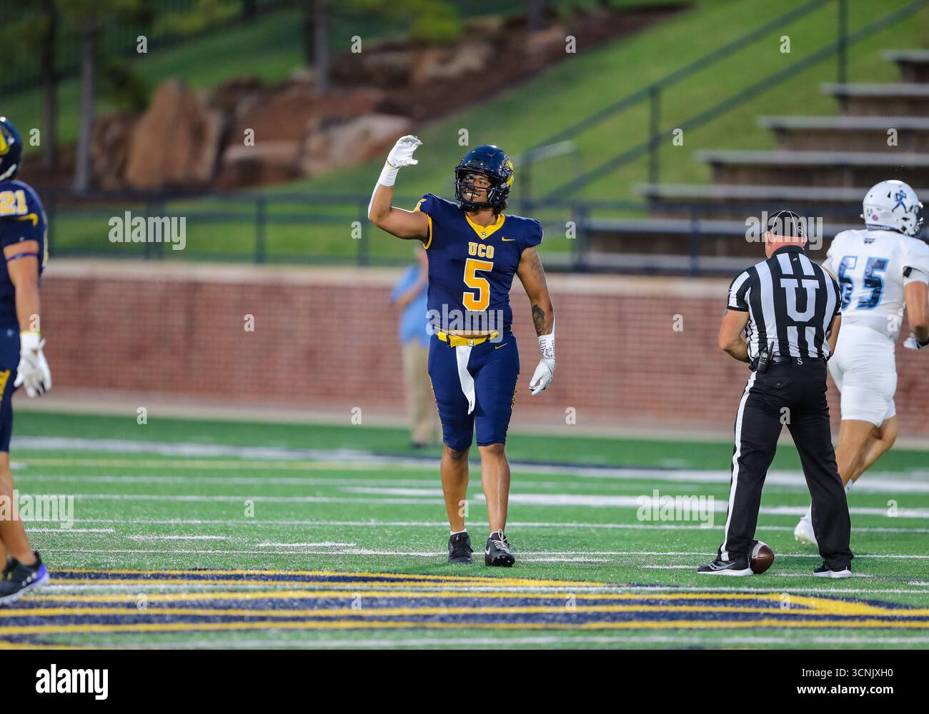 20. September 2025: Der Verteidiger Cameron der Central Oklahoma Bronchos machte (5) während der ersten Hälfte des NCAA Football-Spiels zwischen der Washburn University und der University of Central Oklahoma im Chad Richison Stadium in Edmond, OK. Ron Lane/CSM Stockfoto