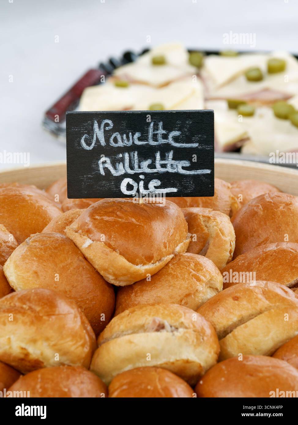 Kleine Brötchen (navettes) gefüllt mit Gänserilletten, serviert bei einem Taufe-, Hochzeits- oder festlichen Familienbuffet. Stockfoto