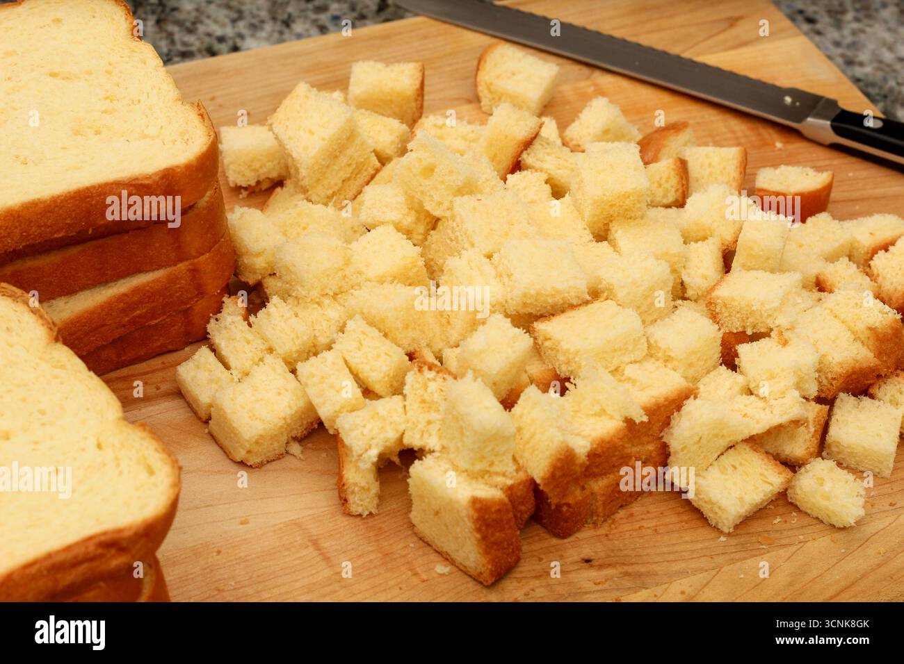 Großaufnahme von Brot auf Holzschneidebrett Stockfoto