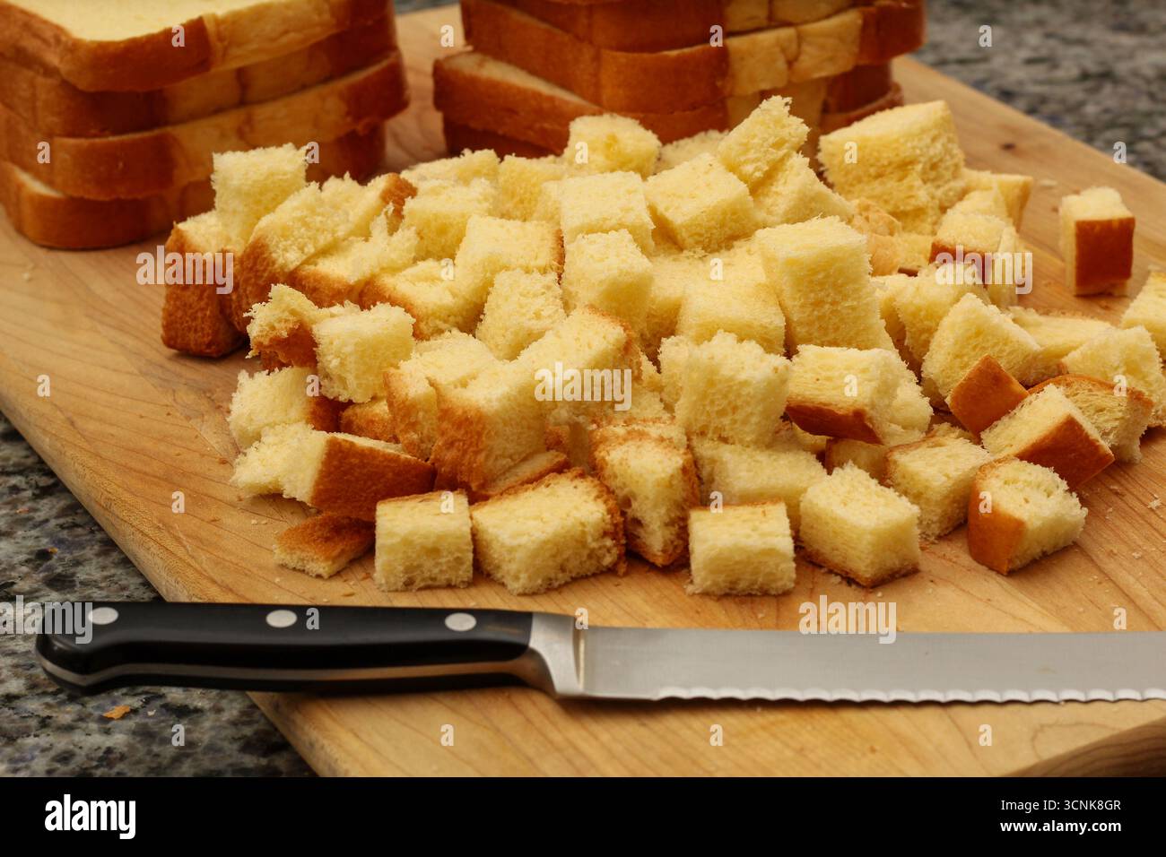 Großaufnahme von Brot auf Holzschneidebrett Stockfoto
