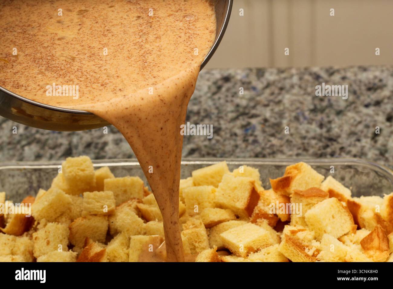 Eierteig Über Die Zubereitung Von Brotpudding Gießen Stockfoto