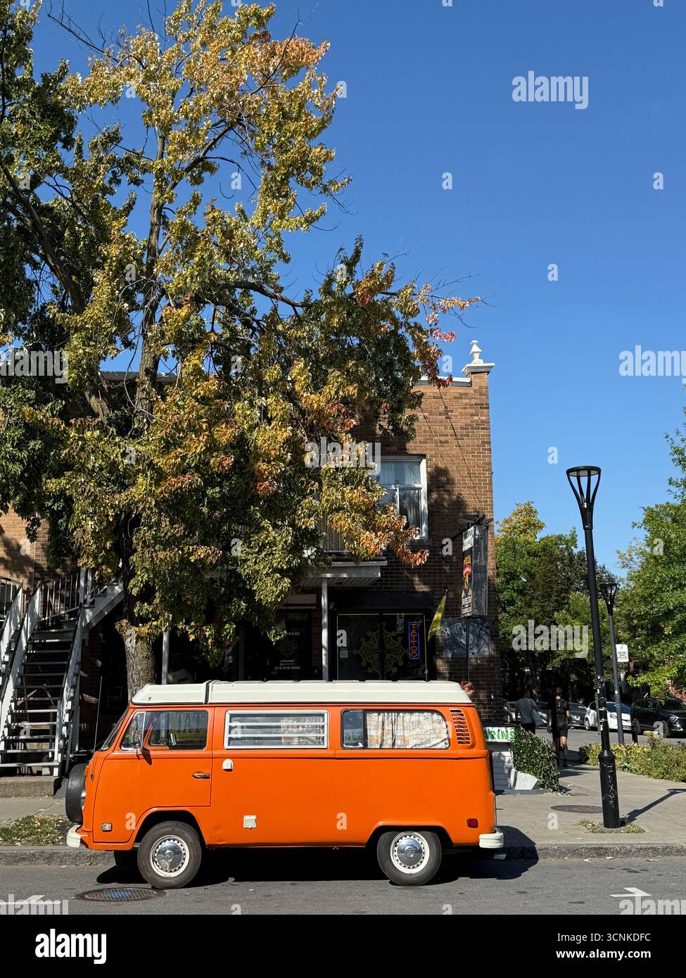 VW Retro-Minibus parkte in der Jarry Street, Montreal, Kanada Stockfoto