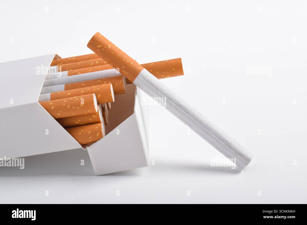 Nahaufnahme der Zigarettenschachtel isoliert auf weißem Hintergrund Stockfoto