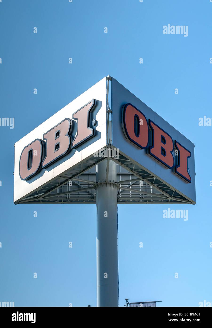 Zvolen, Slowakei - 7. September 2025 : OBI-Ladenschild. Die OBI GmbH and Co. Ist ein deutsches multinationales Unternehmen für den Wohnungsbau. Stockfoto