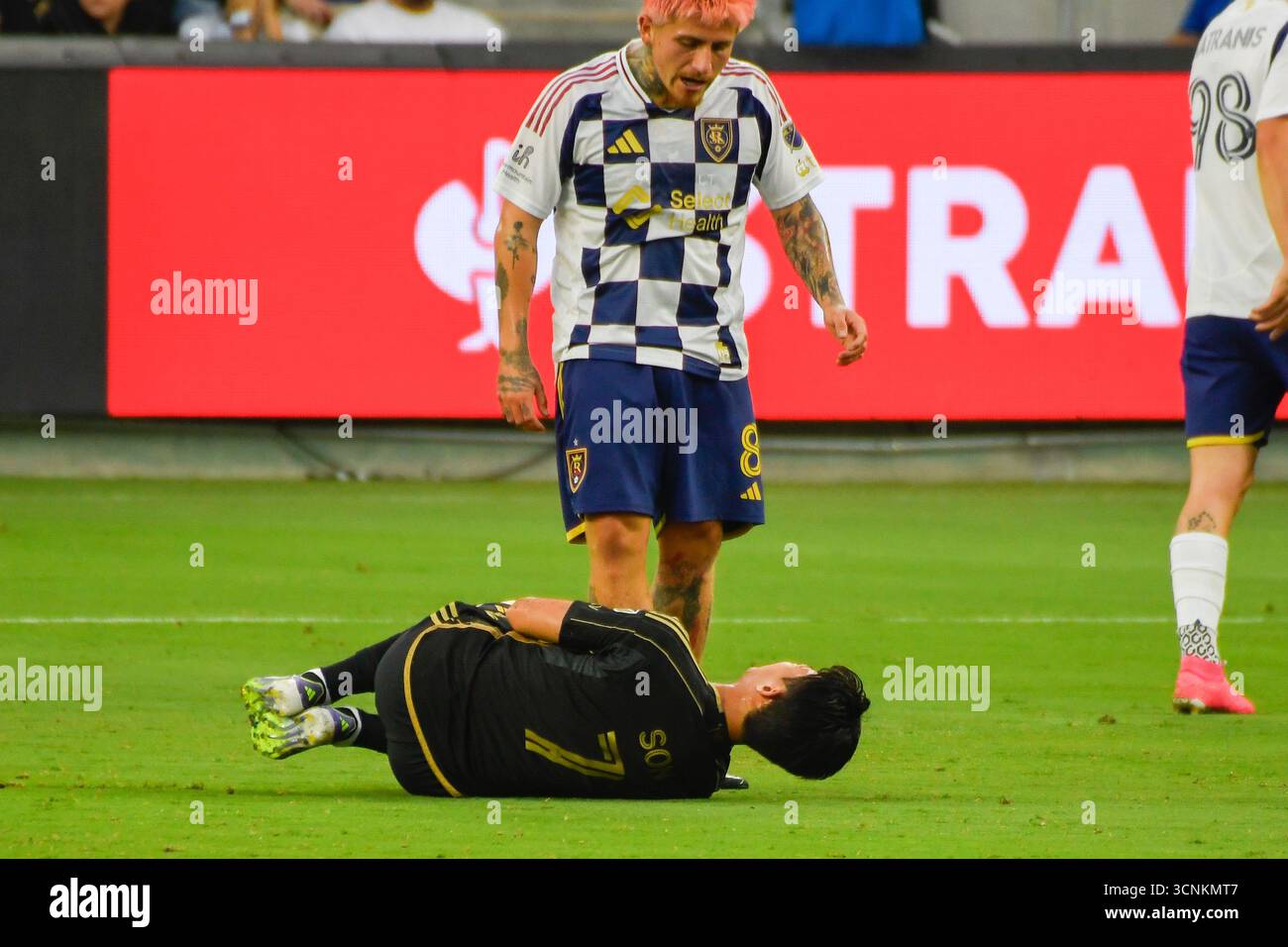 Los Angeles, USA, 21. September 2025. Son Heung-min von Los Angeles FC geht im Rahmen einer Herausforderung von Diego Luna von Real Salt Lake während des MLS-Spiels im BMO Stadium auf den Boden. Foto: Camilo Torres/Alamy Live Stockfoto