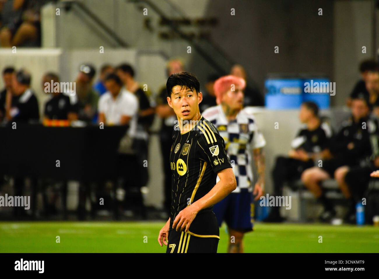 Los Angeles, USA, 21. September 2025. Son Heung-min von Los Angeles FC geht im Rahmen einer Herausforderung von Diego Luna von Real Salt Lake während des MLS-Spiels im BMO Stadium auf den Boden. Foto: Camilo Torres/Alamy Live Stockfoto