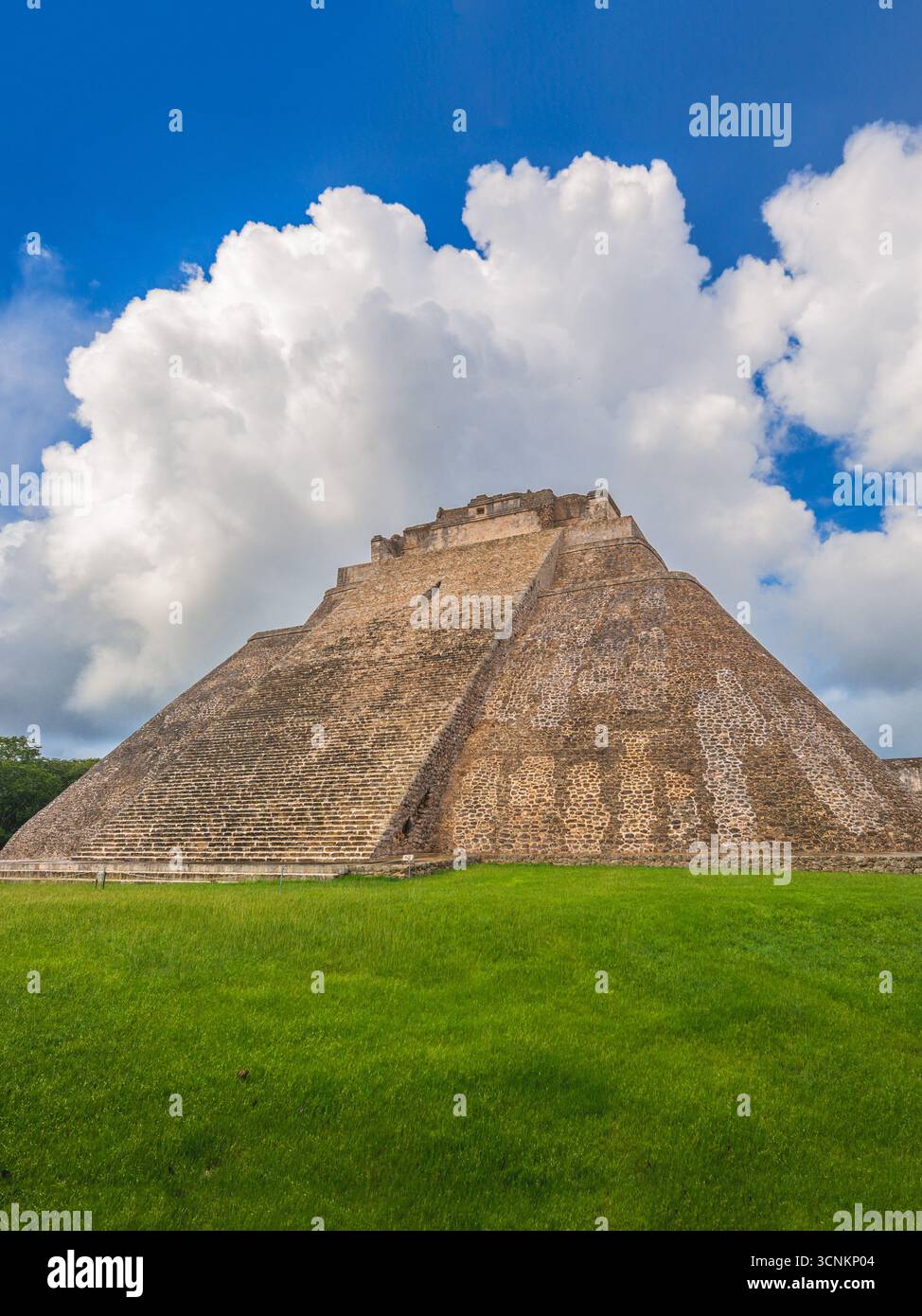 Pyramide des Magiers, eine mesoamerikanische Stufenpyramide in Uxmal in Yucatan, Mexiko Stockfoto