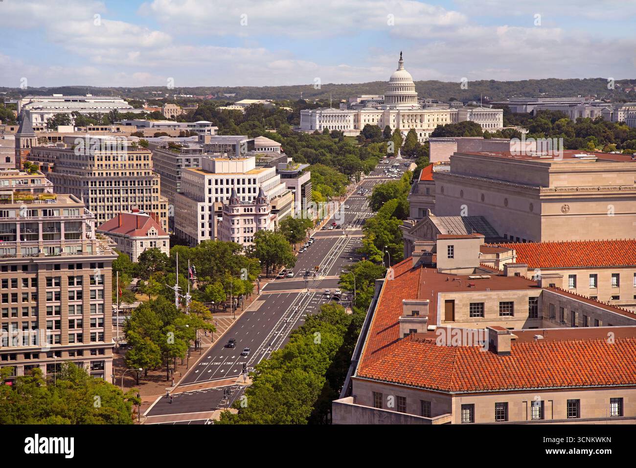 Skyline von Washington DC mit Pennsylvania Avenue und US Capitol an einem sonnigen Tag, USA Stockfoto