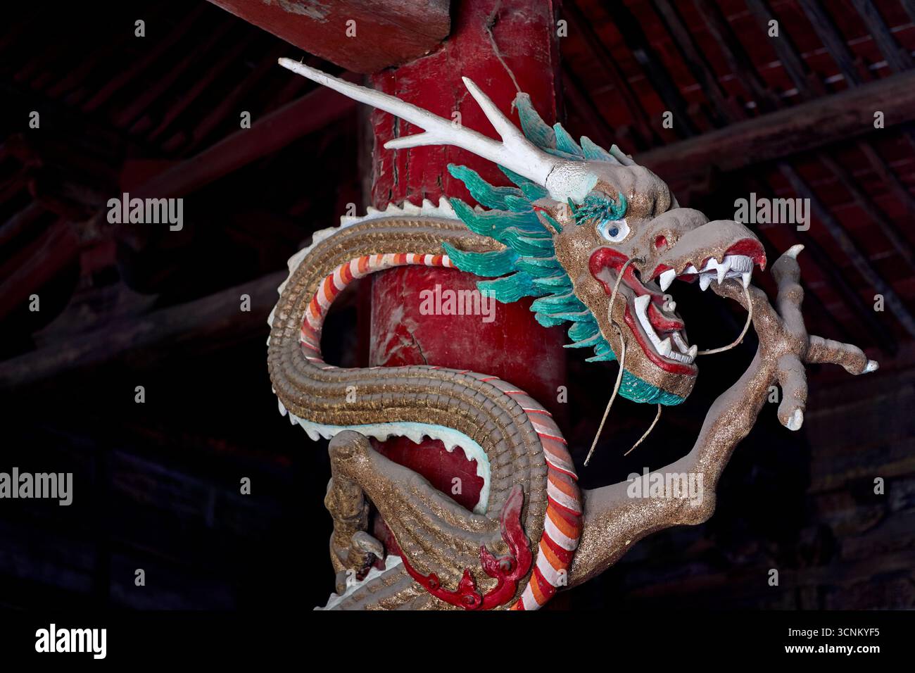 Berühmter 1000 Jahre alter hölzerner Drache, der den Saal der Heiligen Mutter im Jinci-Tempel in Taiyuan bewacht Stockfoto