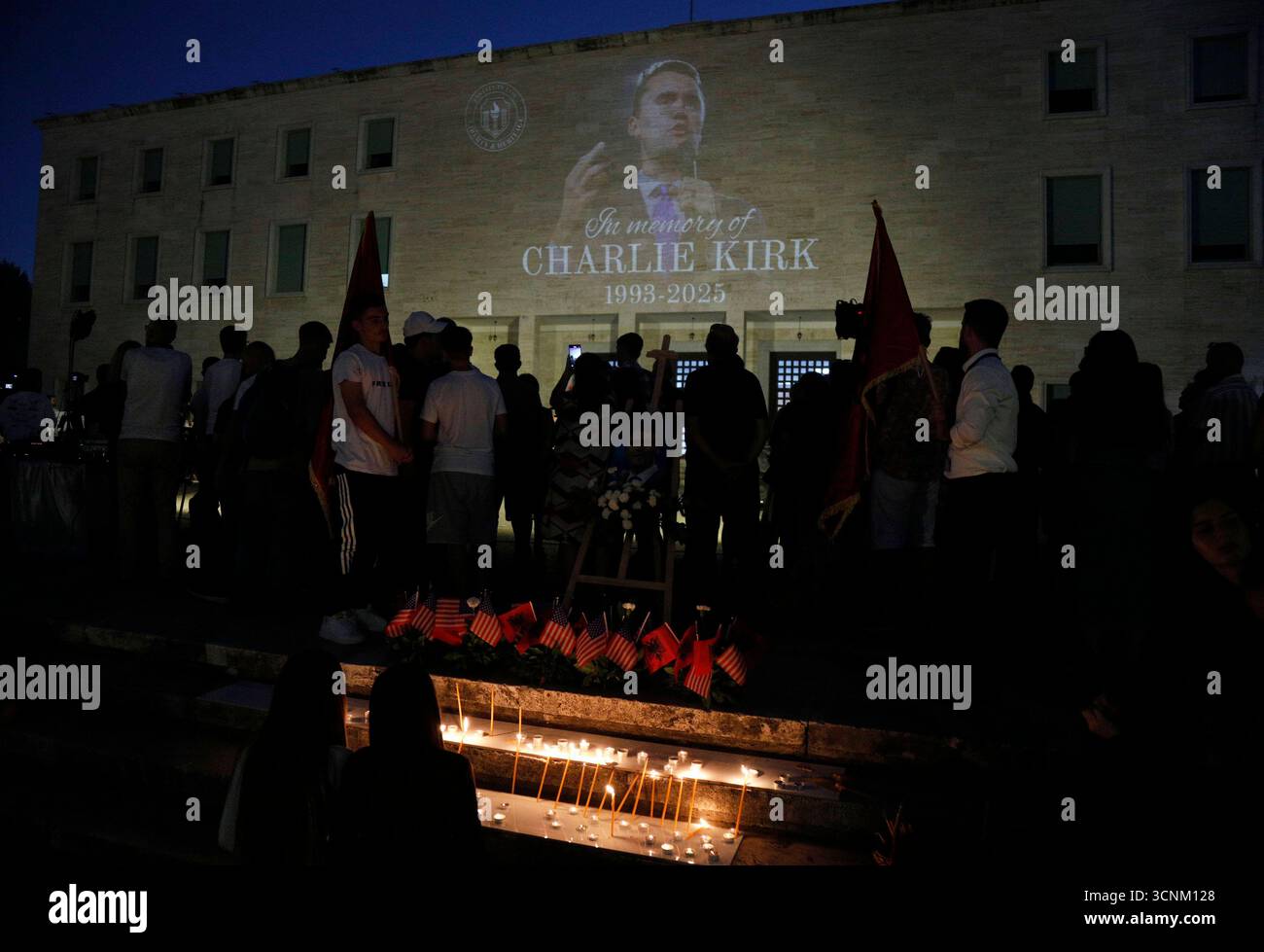 Charlie Kirk Gedenkfeier in Tirana, Albanien am 21. September 2025. Die Menschen zünden Kerzen an, während sie am 21. September 2025 an einer Gedenkfeier des US-konservativen politischen Aktivisten Charlie Kirk auf dem Mother Teresa Square in Tirana, Albanien, teilnehmen. Kirk wurde am 10. September während einer Pause auf seiner American Comeback Tour erschossen, die von Turning Point USA an der Utah Valley University organisiert wurde. TIRANE ALBANIEN Copyright: XMALTONxDIBRAx Stockfoto