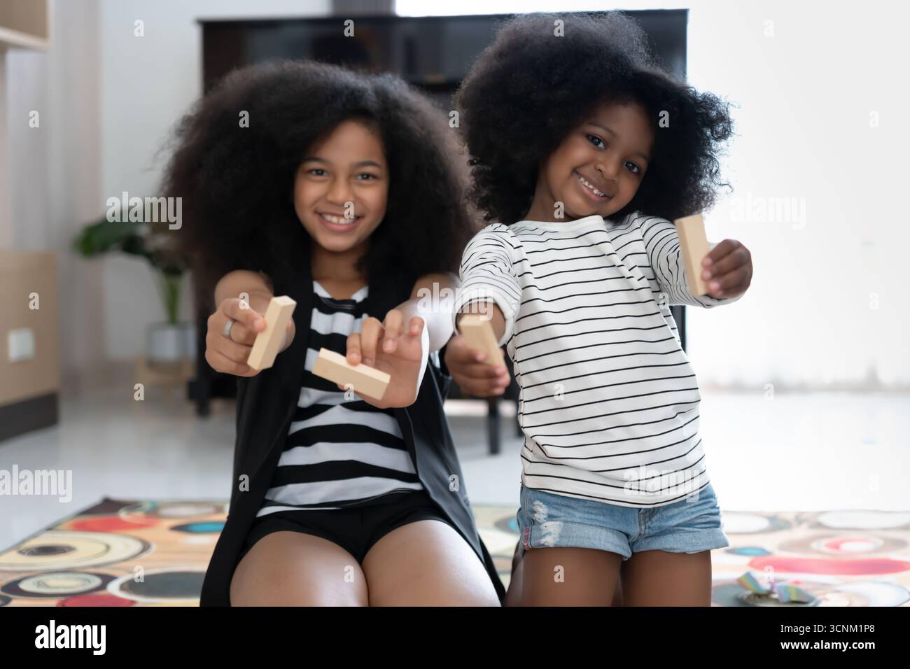 Portrait Happy Child, das Spielzeugblöcke spielt und lernt. Kinder sind zu Hause sehr glücklich und aufgeregt. Kinder haben eine tolle Zeit beim Spielen, bei Aktivitäten, bei der Entwicklung Stockfoto