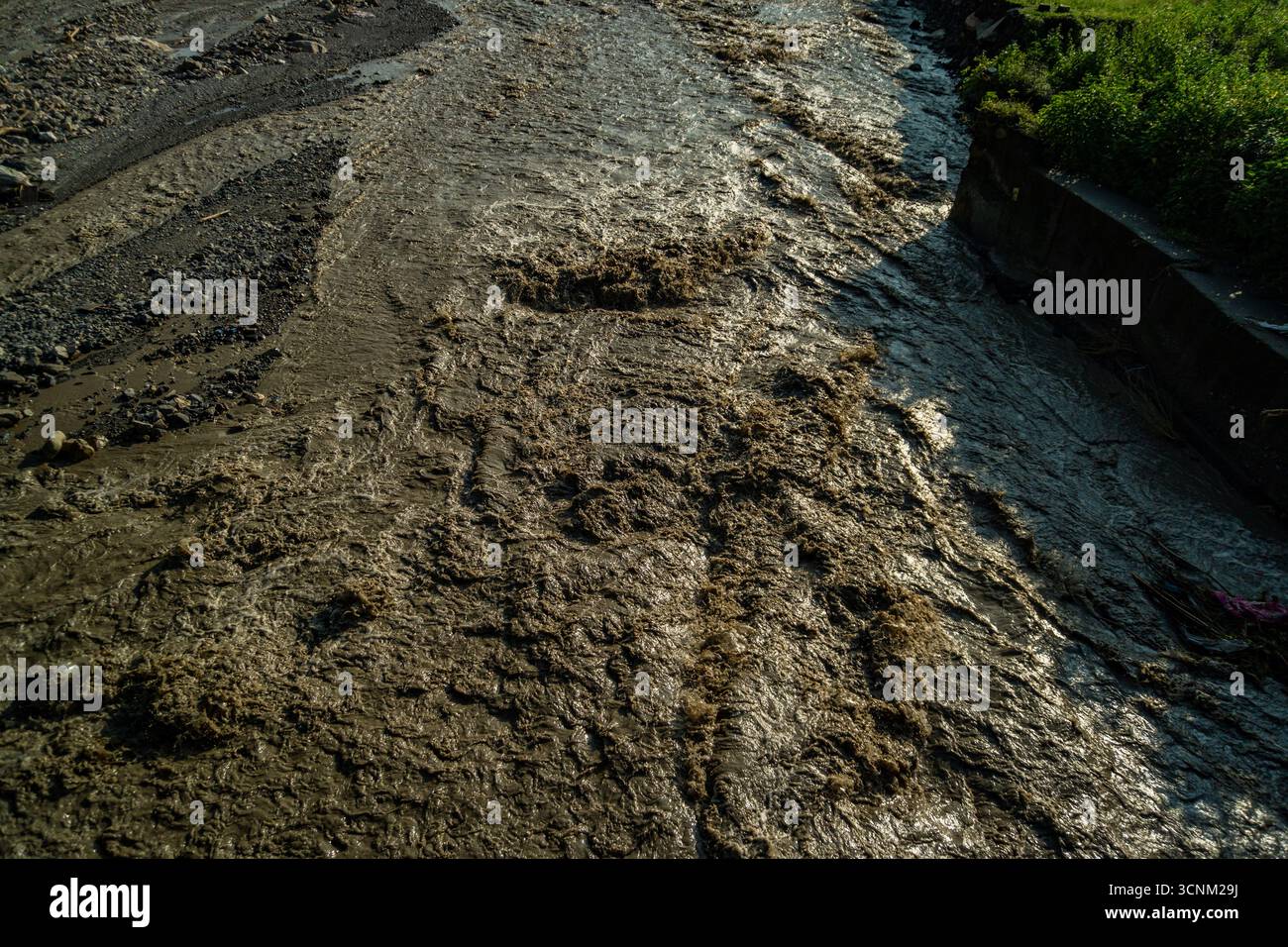 September 18-2025 Dehradun Uttarakhand, Indien. Nahaufnahme des mächtigen Schlammwassers, das durch den Badli-Fluss in Sahastradhara nach einem Sturzflut strömt Stockfoto