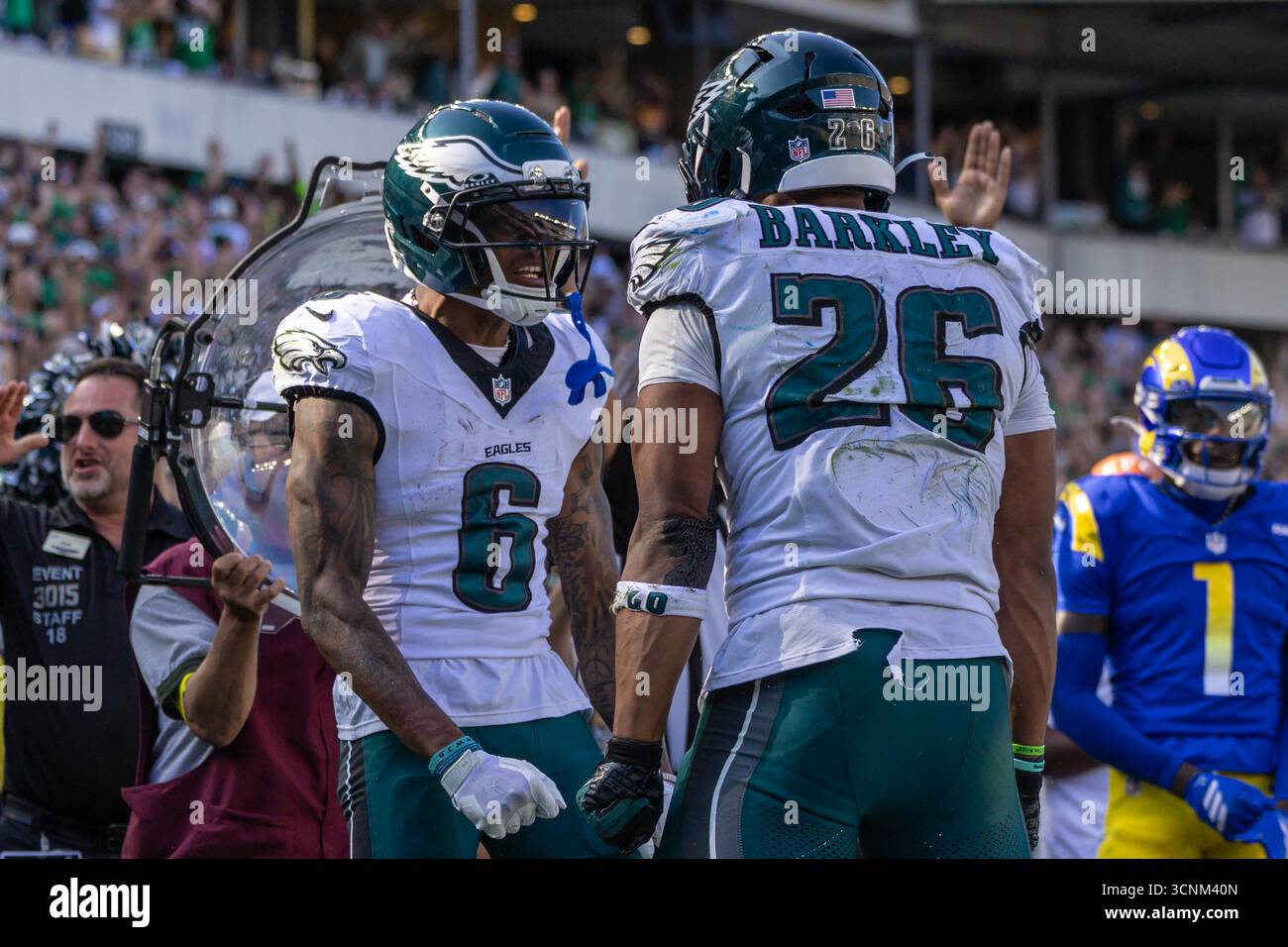 Philadelphia, Pa, USA, 21. September 2025. Philadelphia Eagles Wide Receiver DEVONTA SMITH (6) und Philadelphia Eagles Running Back SAQUON BARKLEY (26) feiern in der Endzone, nachdem Smith einen Touchdown während eines dreiwöchigen Spiels zwischen den Philadelphia Eagles und den LA Rams erzielt hat Sonntag, 21. September 2025; im Lincoln Financial Field in Philadelphia, PA. (Kreditbild: © Saquan Stimpson/ZUMA Press Wire) NUR REDAKTIONELLE VERWENDUNG! Nicht für kommerzielle ZWECKE! Quelle: ZUMA Press, Inc./Alamy Live News Stockfoto