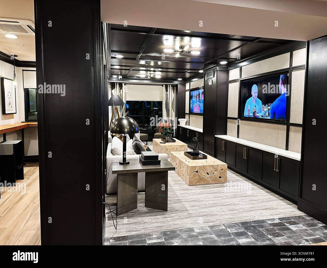 Newtown Square, Pennsylvania, USA - 29. April 2025: Die Harrison Lounge mit Sitzgelegenheiten, Beleuchtung und an der Wand montierten Fernsehern in elegantem Ambiente der USA Stockfoto