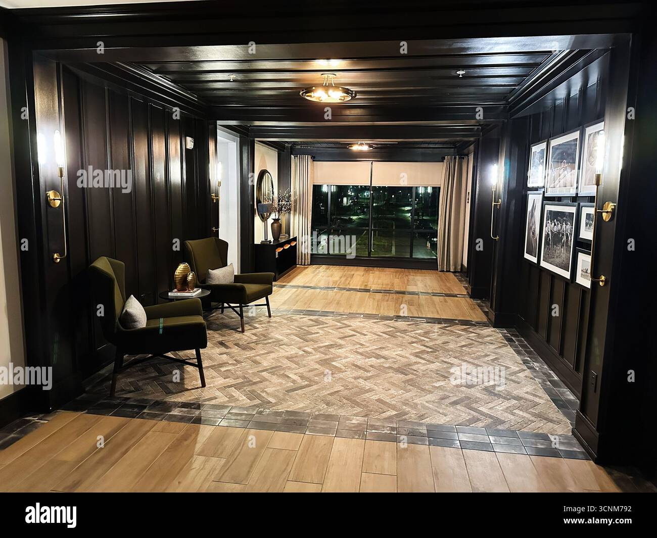 Newtown Square, Pennsylvania, USA - 29. April 2025: Elegante Innenausstattung der Harrison Hotel Lobby mit weichen Stühlen, warmer Beleuchtung und einer Wandgalerie. Stockfoto