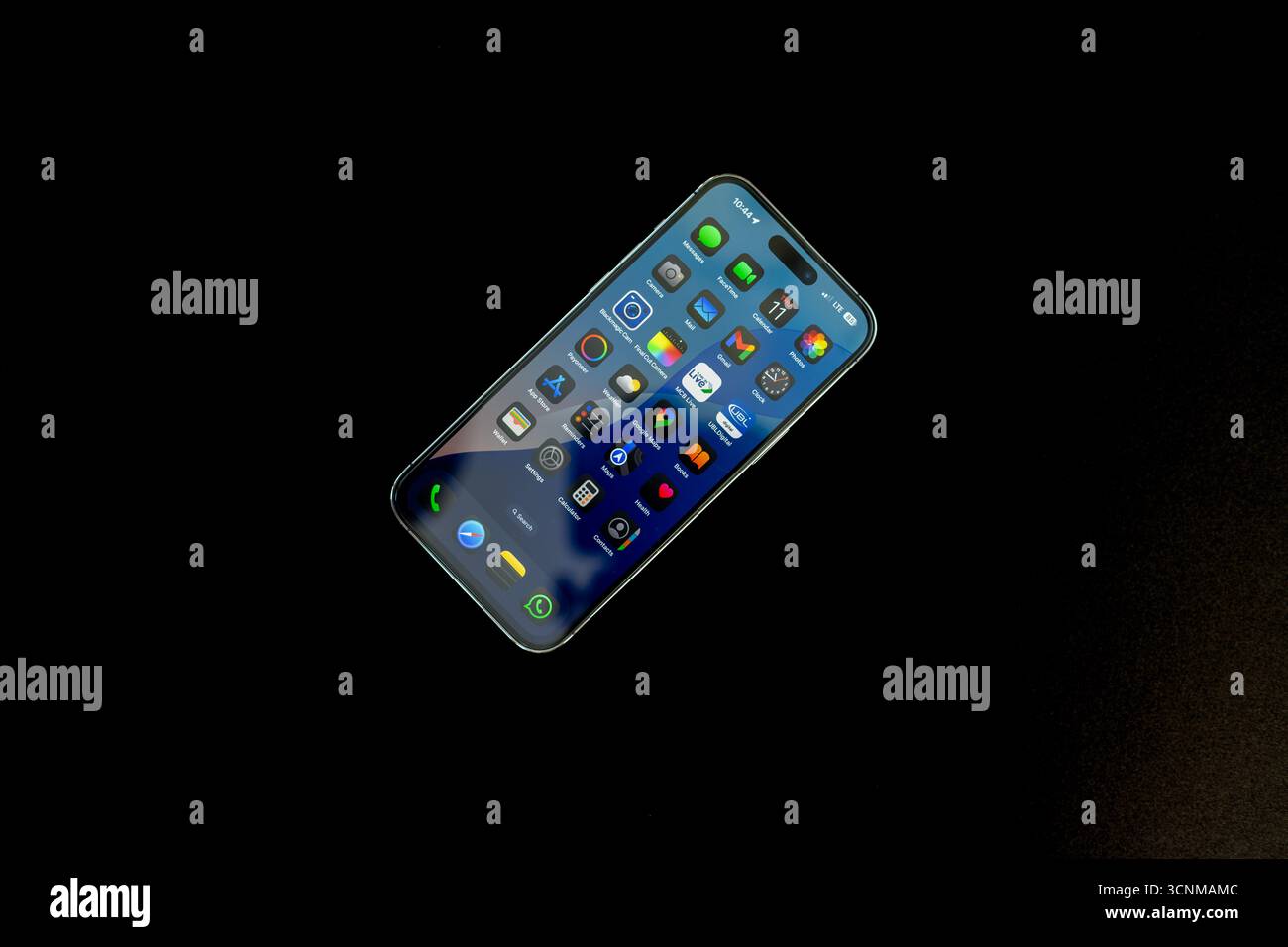 IPhone 14 Pro Max mit farbenfrohem Apps-Bildschirm auf schwarzem Hintergrund Stockfoto