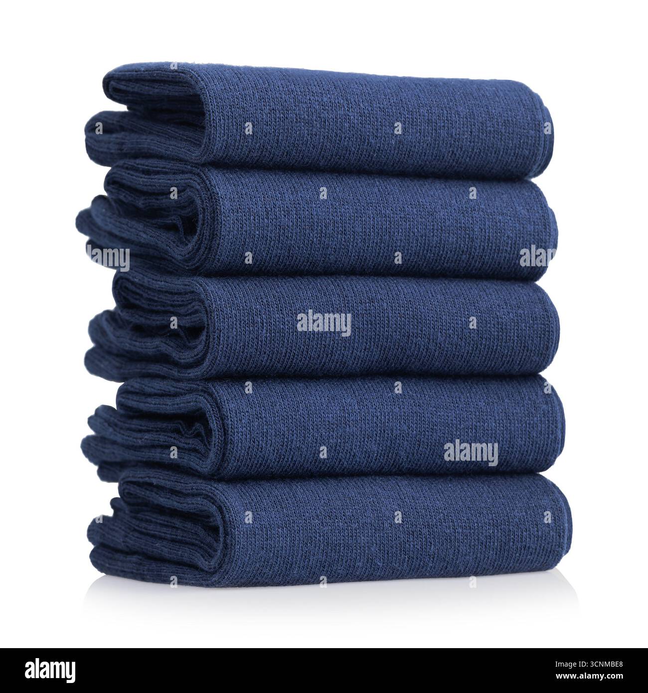 Ein Stapel von fünf Paar dunkelblaue Socken, isoliert auf weißem Hintergrund, ein Designelement. Stockfoto