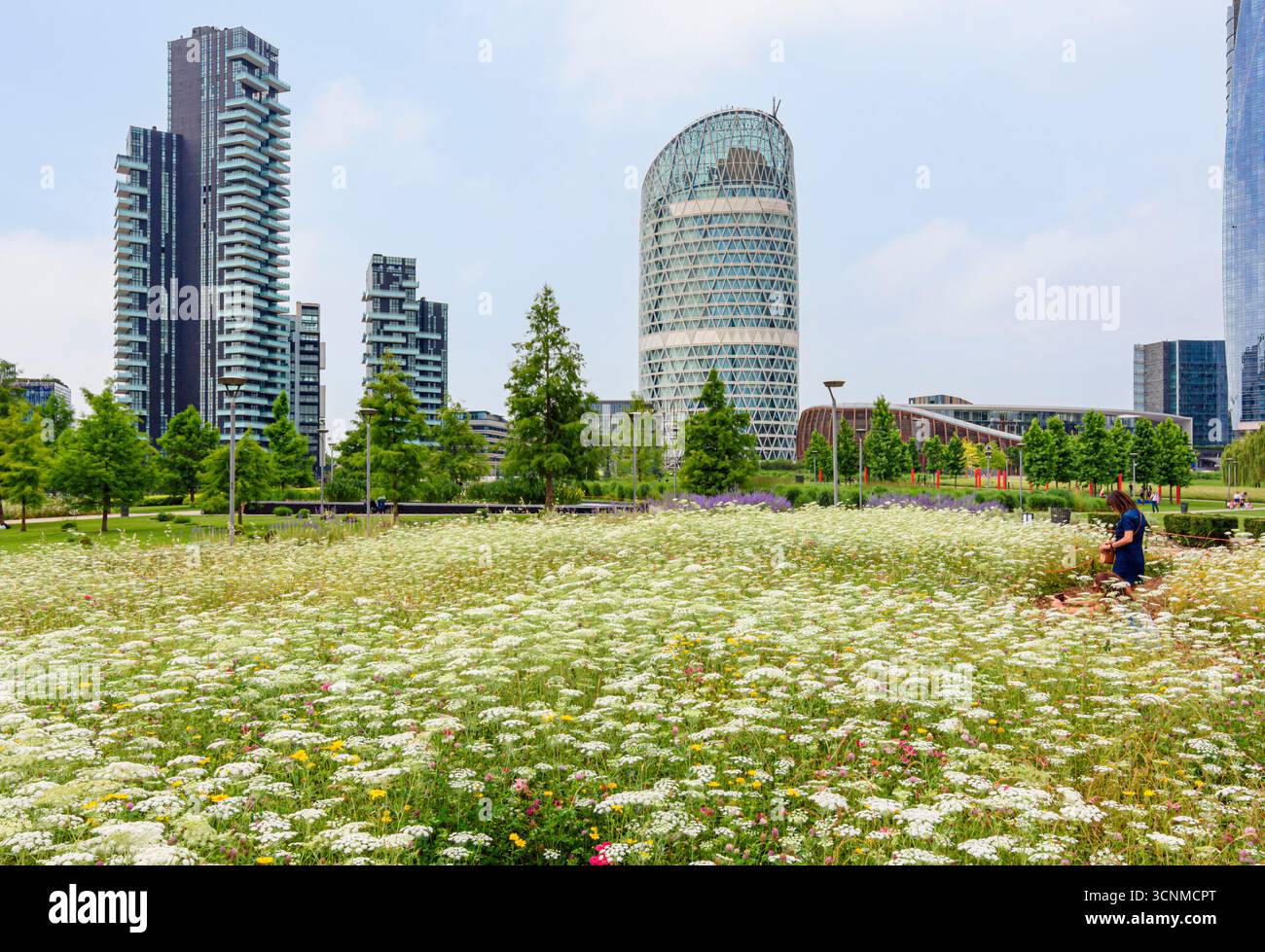 Der öffentliche Park und die offene Fläche von BAM - Biblioteca degli Alberi Milano, Porta Nuova, Mailand, Italien Stockfoto