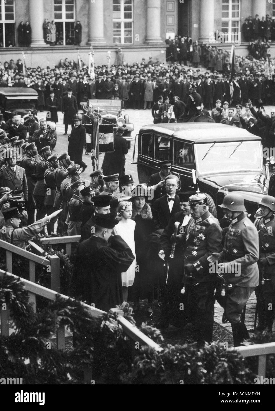 Präsident Paul von Hindenburg steht kurz vor dem Treffen mit der NSDAP. Hindenburg ernannte Hitler zum Bundeskanzler. 1933 Stockfoto