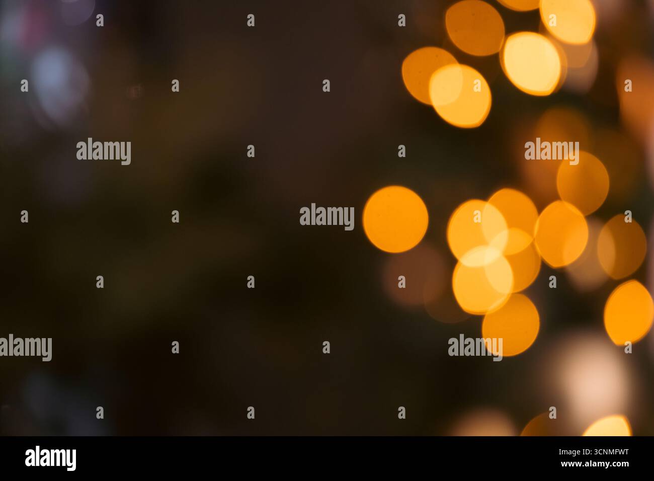Verschwommene Weihnachtslichter im Hintergrund mit festlichem goldenem Weihnachtsbokeh Stockfoto