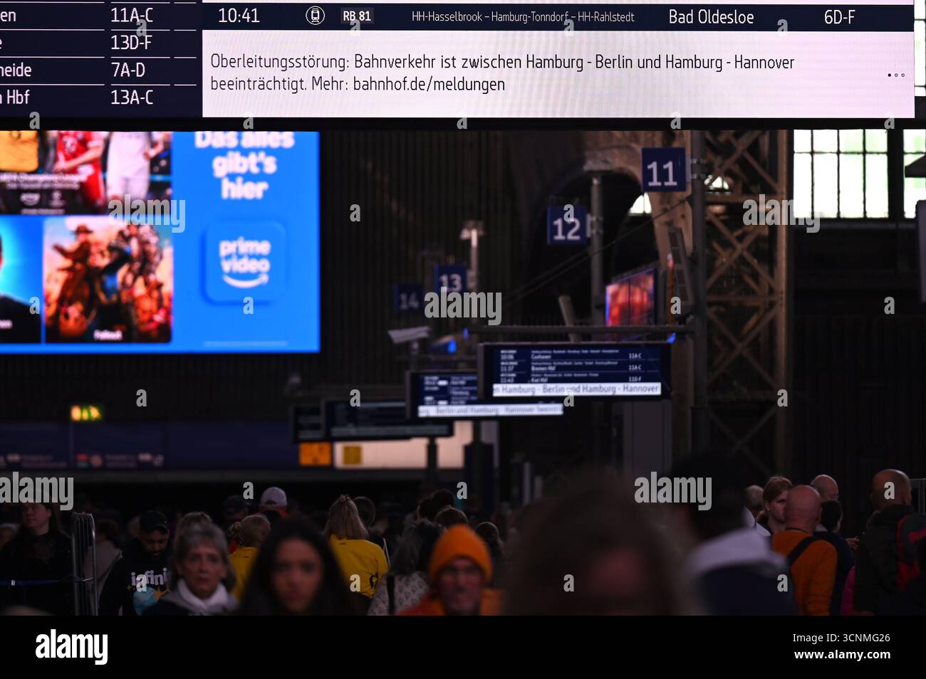 Hamburg, Deutschland. September 2025. Reisende gehen am Hamburger Hauptbahnhof zu Fuß, während eine Bahnstation der Deutschen Bahn einen Fahrleitungsfehler anzeigt. Eine gebrochene Freileitung führte heute Morgen zu starken Einschränkungen des Eisenbahnverkehrs im Norden. Quelle: David Hammersen/epa AAP/dpa/Alamy Live News Stockfoto