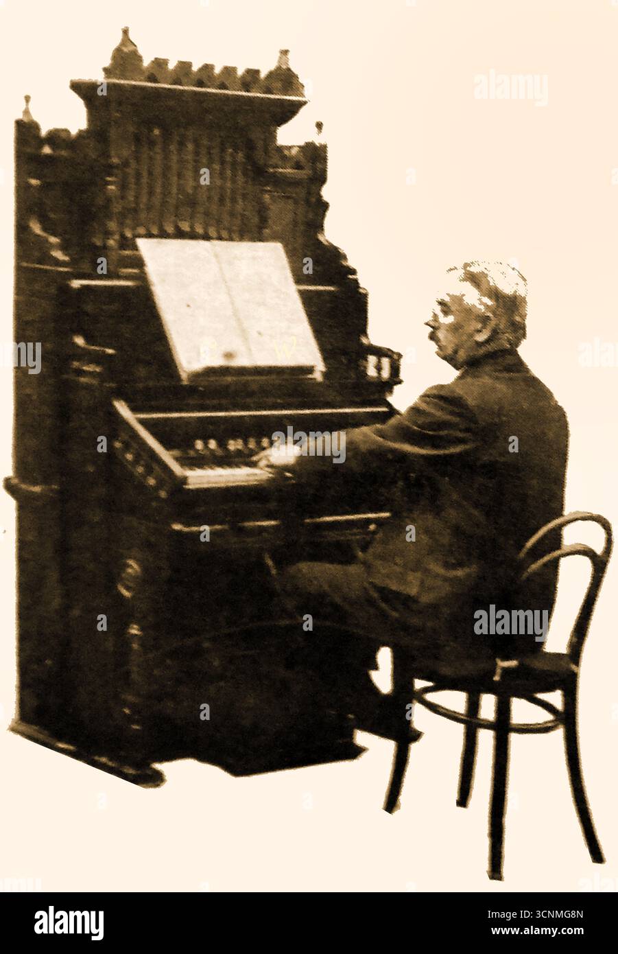 Ein um 1908 entstandenes Porträt von G T Altimas Ward, Rektor von Easington, Gloucester, mit seiner Heimatorgel Stockfoto