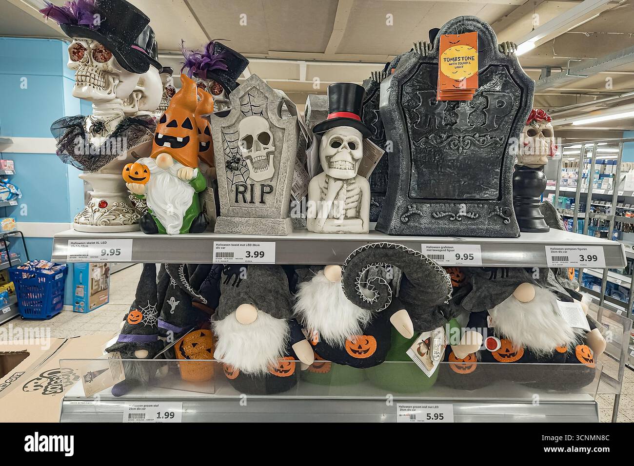 ZUIDLAREN - Ein speziell dekoriertes Regal mit verschiedenen Dekorationsgegenständen für die Halloween-Feier am 31. Oktober in einer Filiale der ACTION-Handelskette. Zuidlaren, Tynaarlo, Drenthe, Niederlande. ANP / Hollandse Hoogte / Marcel Berendsen niederlande aus - belgien aus Stockfoto