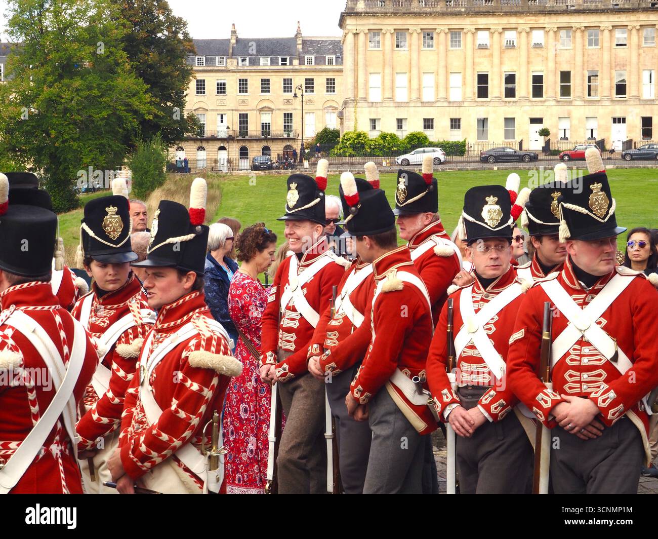 Fußsoldaten der Regency-Miliz bereiten sich darauf vor, eine Promenade durch die Straßen von Bath bei der Jane Austen Festival Parade 2025 zu führen. Stockfoto