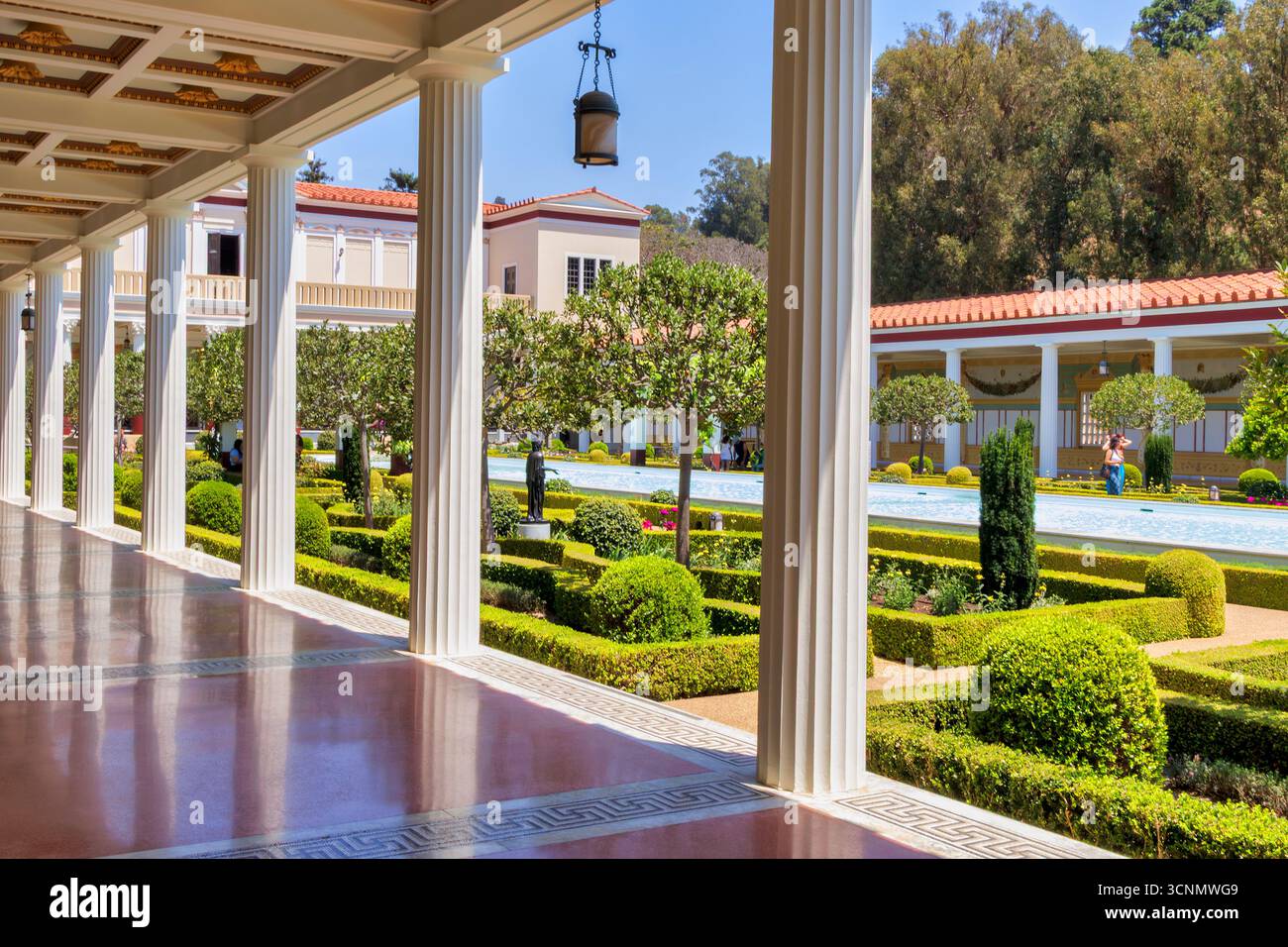 Blick auf den Pool der Getty Villa vom äußeren Peristyle, Malibu, Kalifornien Stockfoto