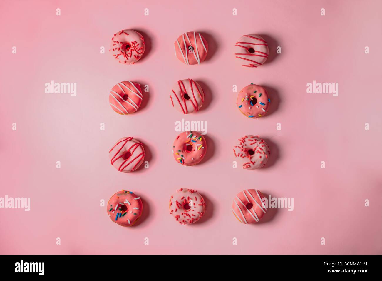 Flacher Lay von Pink Donuts auf rosa Hintergrund Stockfoto