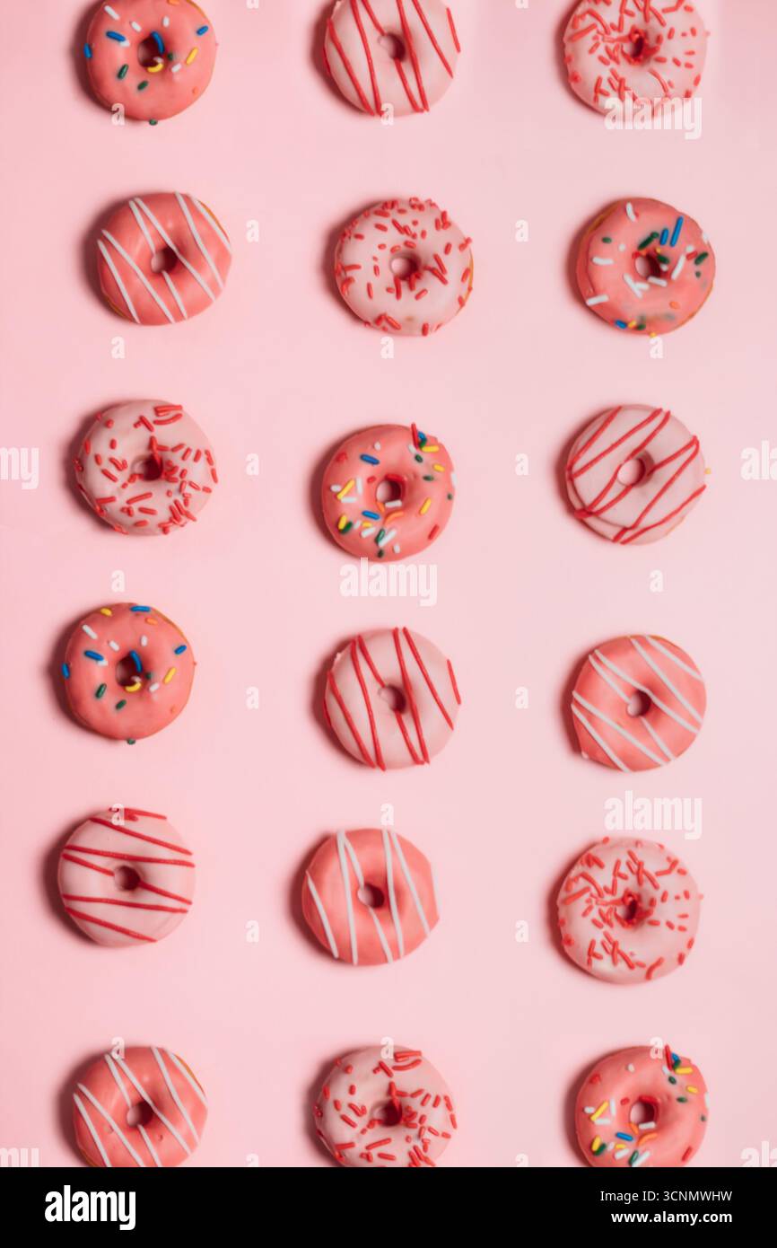 Sammlung von rosa Donuts auf rosa Hintergrund Stockfoto